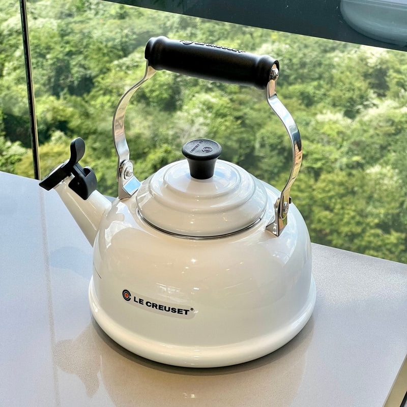 Chaleira Classica com Apito Branca 1,6 Litros Le Creuset