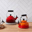 Chaleira Tradicional com Apito Vermelho 1,6 Litros Le Creuset