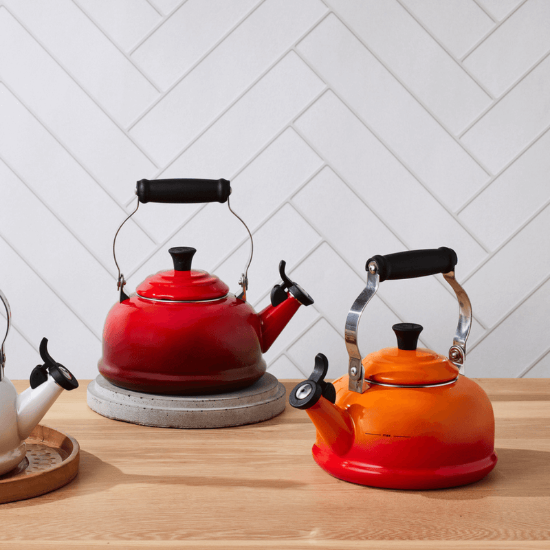 Chaleira Tradicional com Apito Vermelho 1,6 Litros Le Creuset