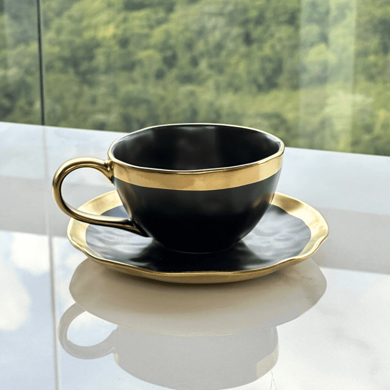 Xícara de Café com Pires em Porcelana Dubai Preto e Dourado 90ml